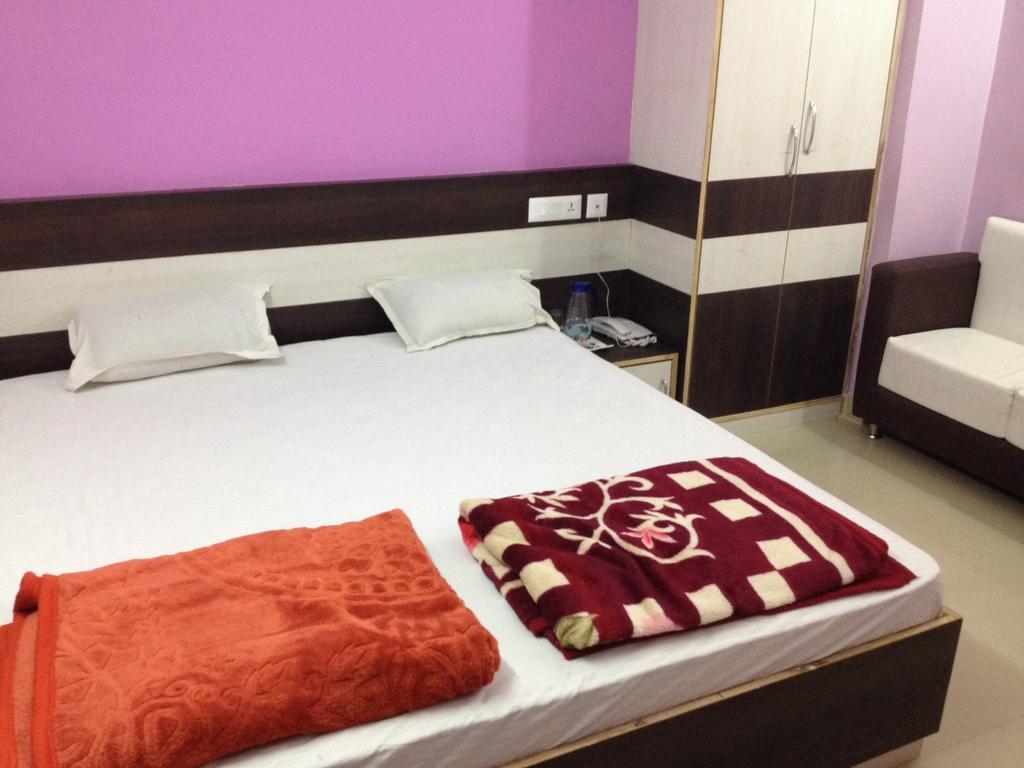 Hotel Viraat Inn Gaya Buitenkant foto
