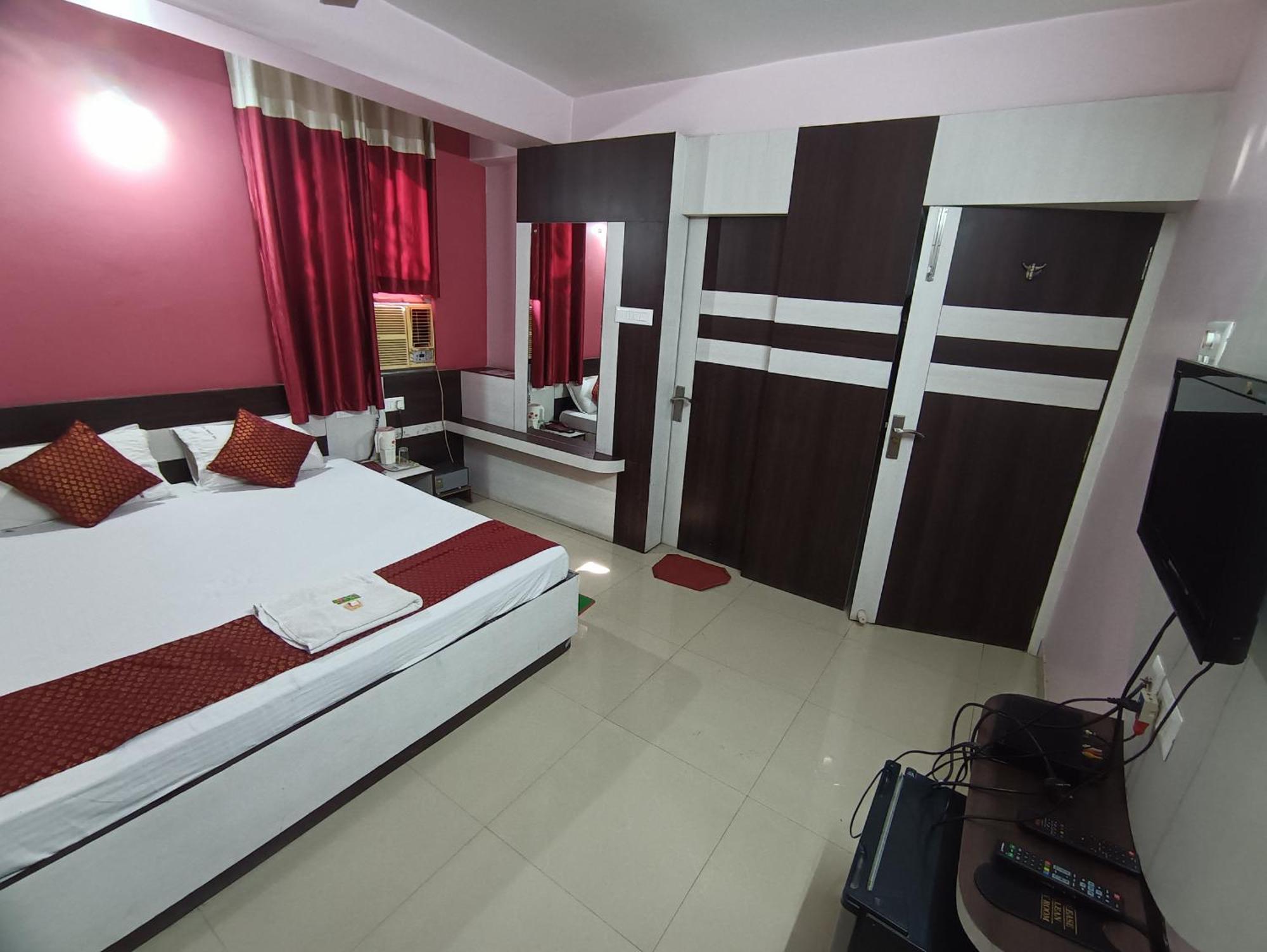 Hotel Viraat Inn Gaya Buitenkant foto